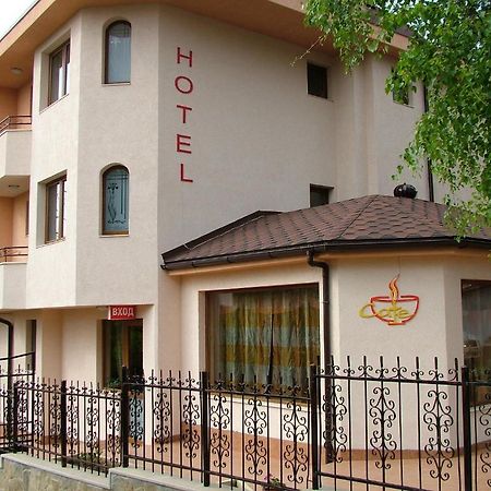 埃马里1号家庭酒店 班基雅 外观 照片